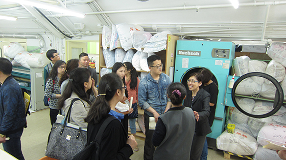 工場同工介紹洗衣服務的設備及學員的工作安排。